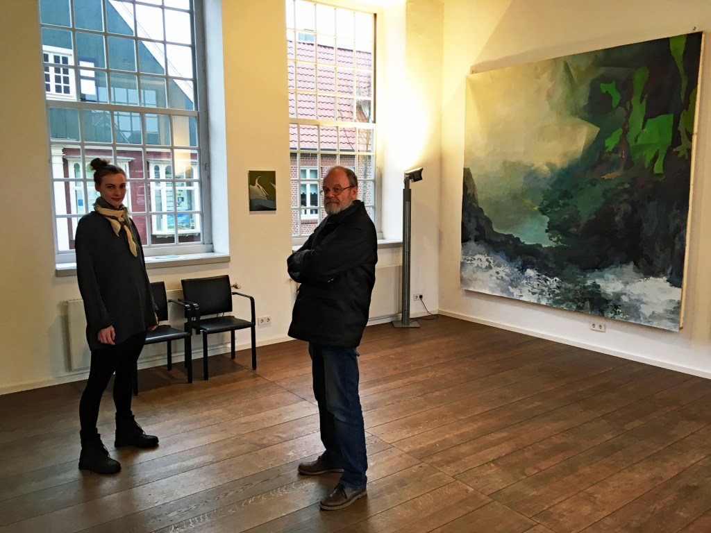 Carina Schüring (mit Andreas Meistermann) in ihrer Ausstellung im Kunstverein Grafschaft Bentheim   (Foto: © 2018 Wolfgang Weßling)
