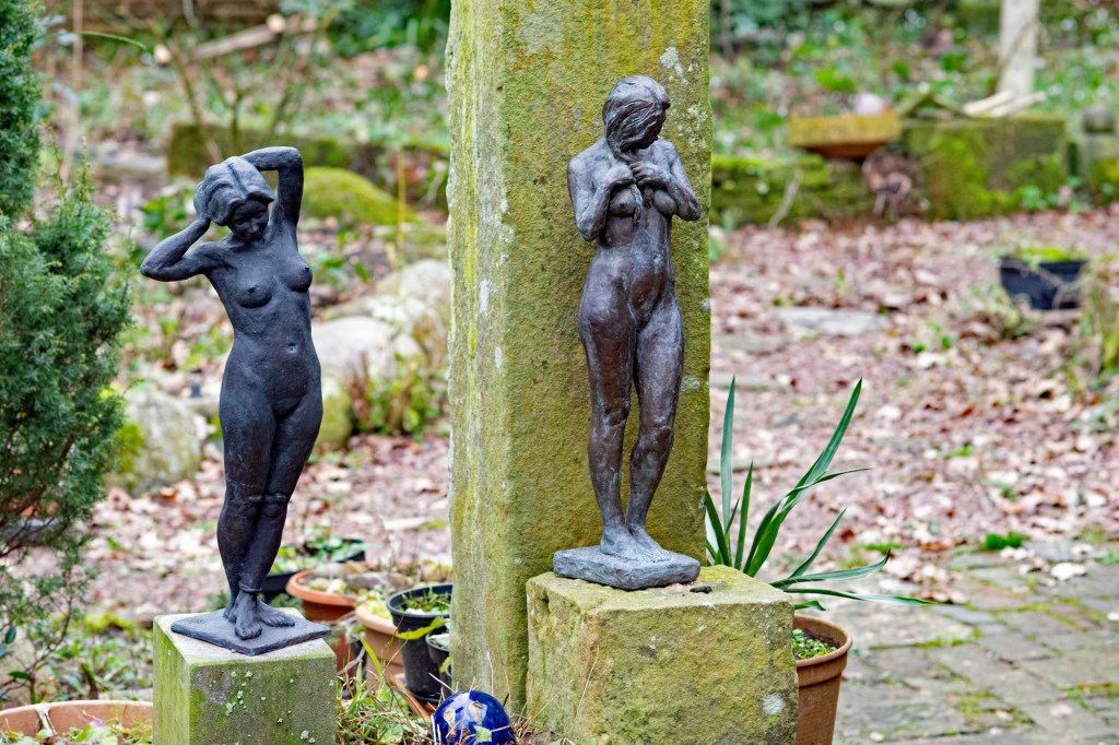 Zwei Plastiken im Garten von Martin Schröer (Foto: © 2018 Wolfgang Weßling)